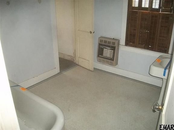 3rd image of 901 Cedar St