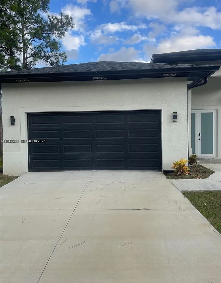 4 bed, 3.0 bath, 2372 sqft, $2,210 — Photo 2