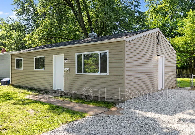 1412 E Pitman Ave — Photo 3