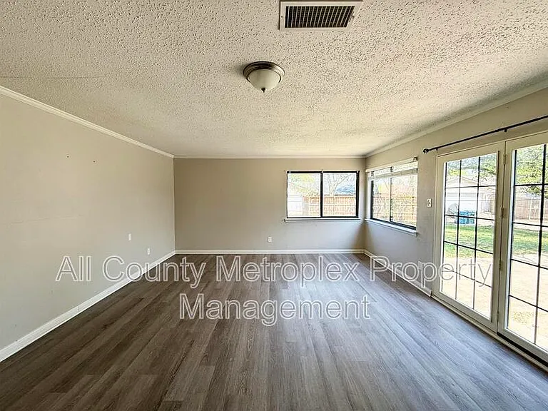 2107 Rockwood Dr — Photo 5