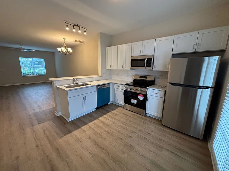 202 Jordan Ln — Photo 1