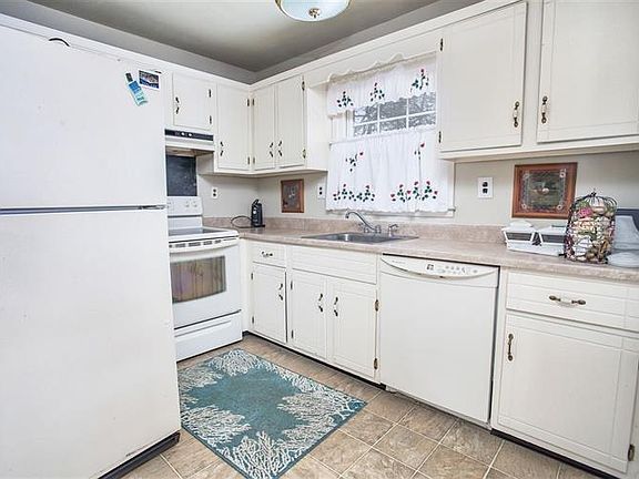 4th image of 219 Roseann Ave