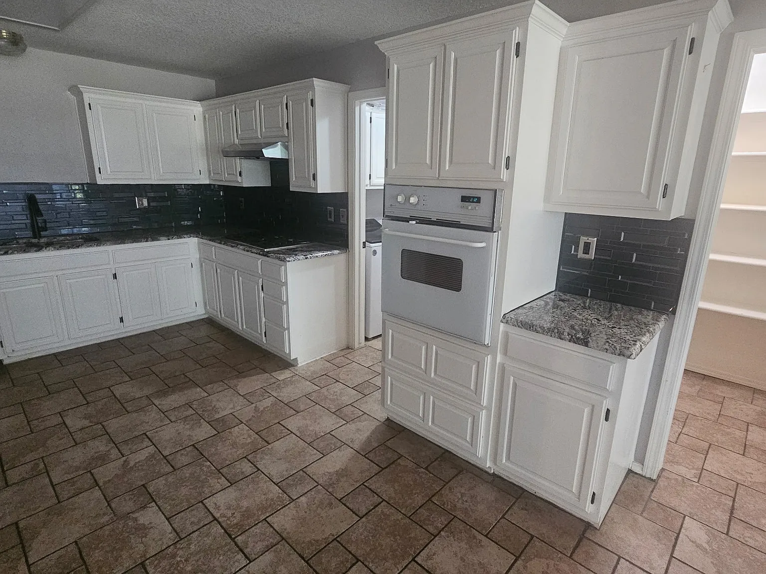505 W Lansing St — Photo 3