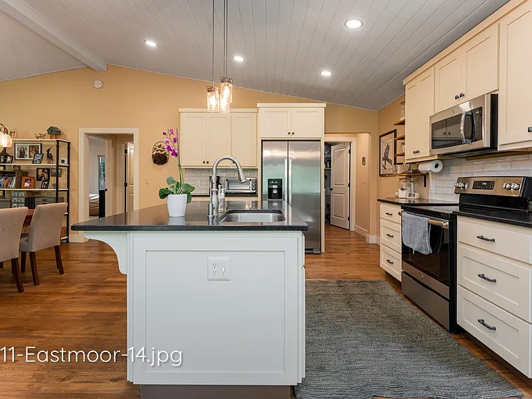 111 Eastmoor Dr — Photo 9