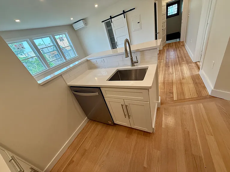 33-35 Leach St #3 — Photo 7