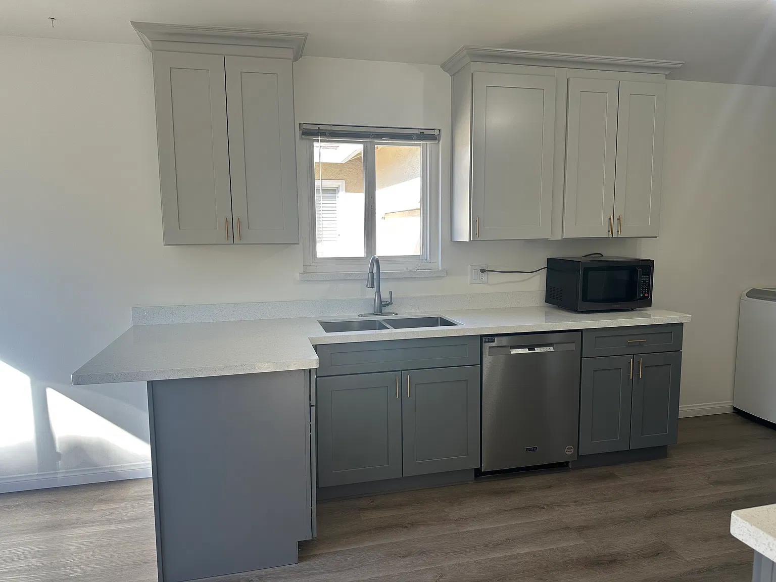 2 bed, 976 sqft, $3,450 — Photo 2