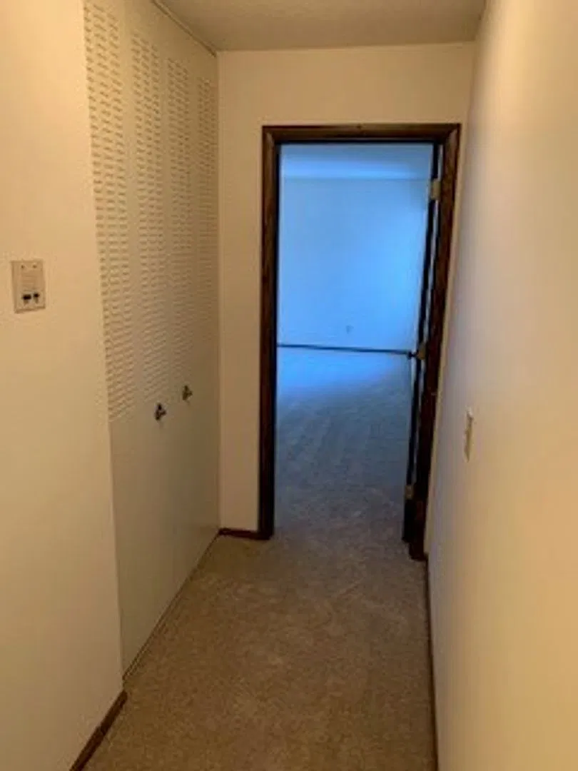 Xerxes Manor Apartments — Photo 4