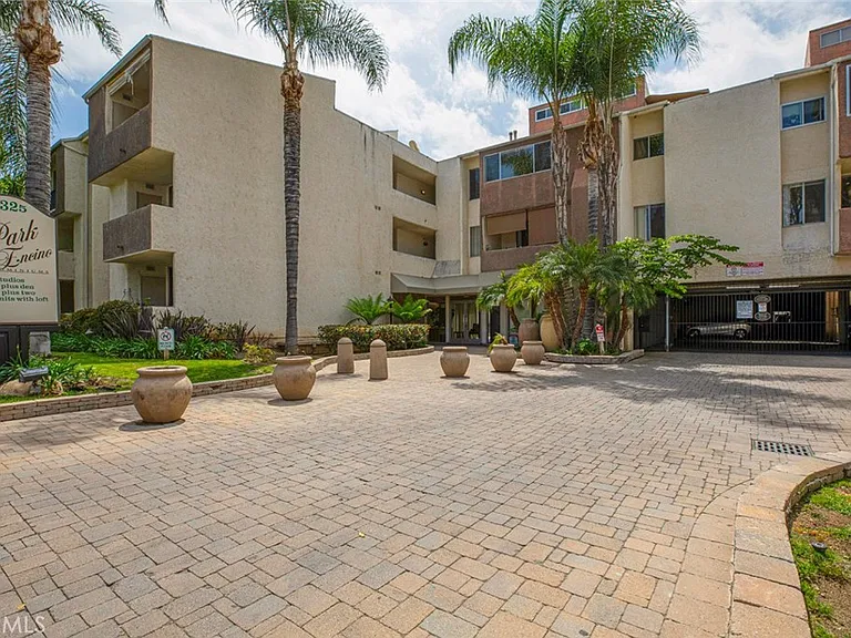 5325 Newcastle Ave #322 — Photo 1