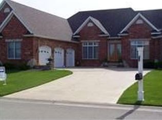 26 Stonebrook Ct, Bloomington, IL