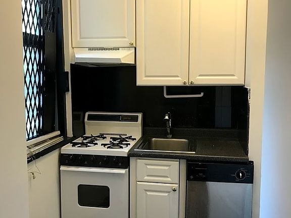 3rd image of 152 E 35th St #3CC