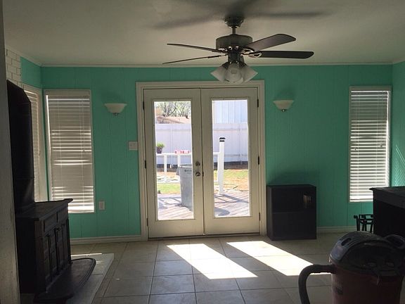 3rd image of 726 N Avenue B
