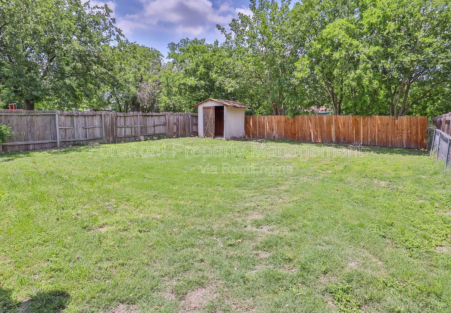 3 bed, 1.0 bath, 981 sqft, $1,300 — Photo 2