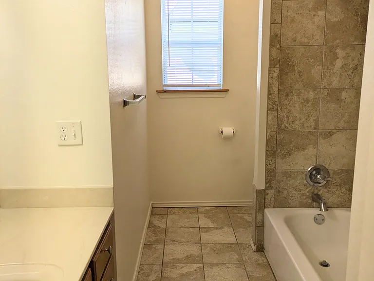 Large bathroom with tile