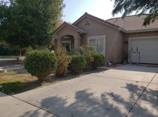 5913 W Robinwood Ave, Visalia, CA 93291