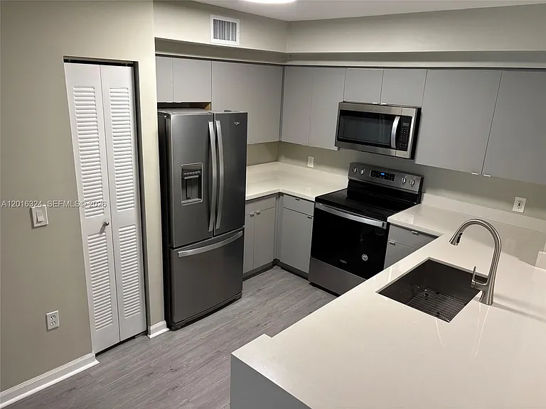 1900 Van Buren St #201B — Photo 2