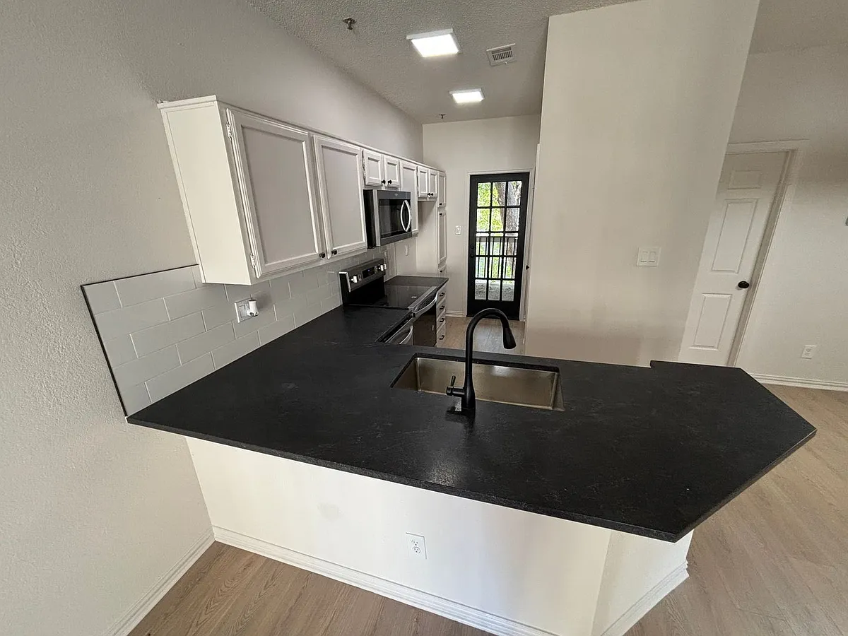 Building Photo - 4800 W Lovers Ln #212