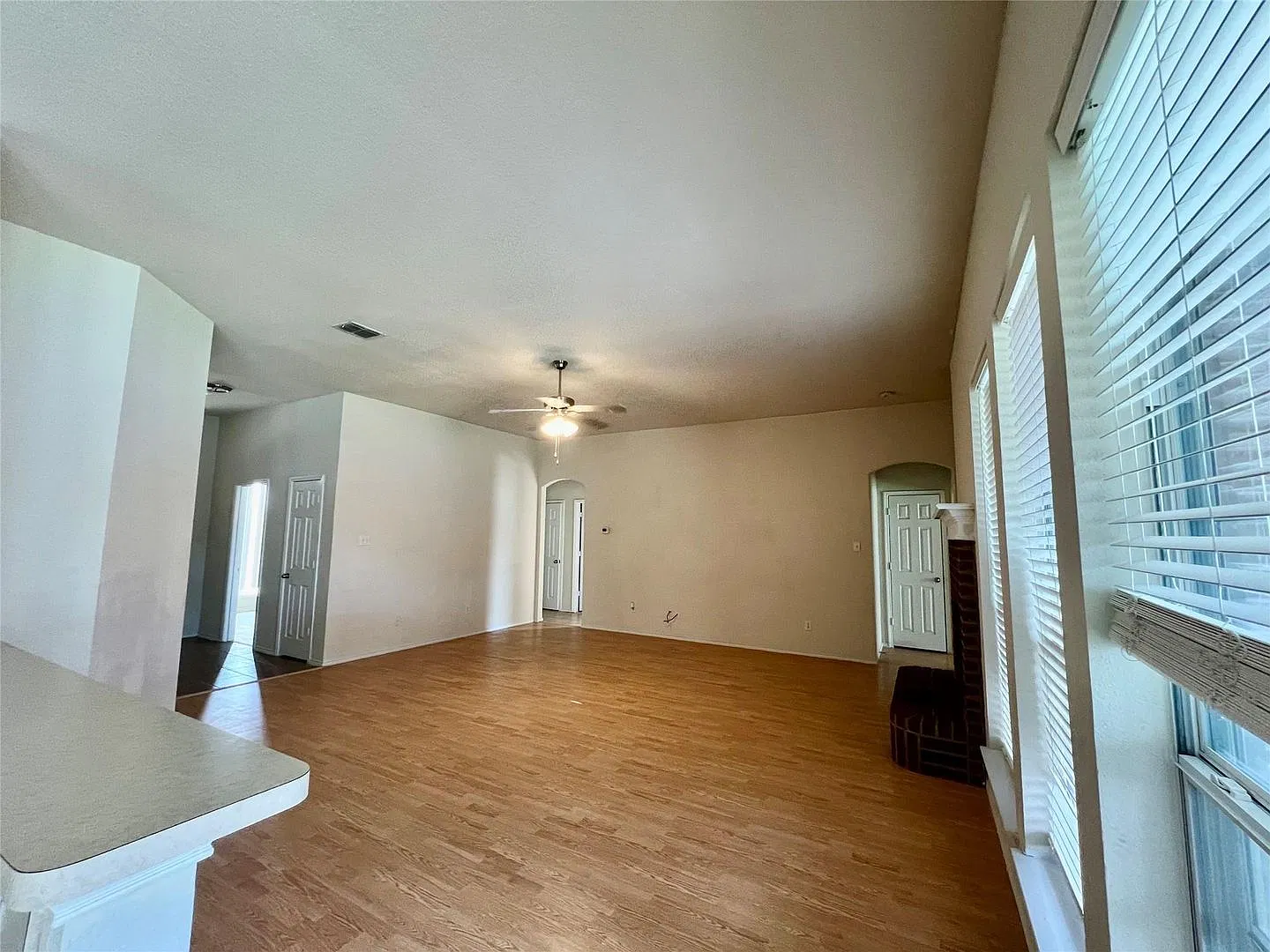 Upgraded 4 bedroom 2 bath Home in Arlington! — Photo 4
