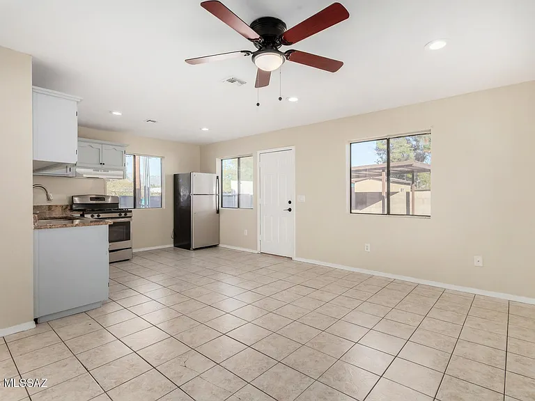 548 S Country Club Rd — Photo 5