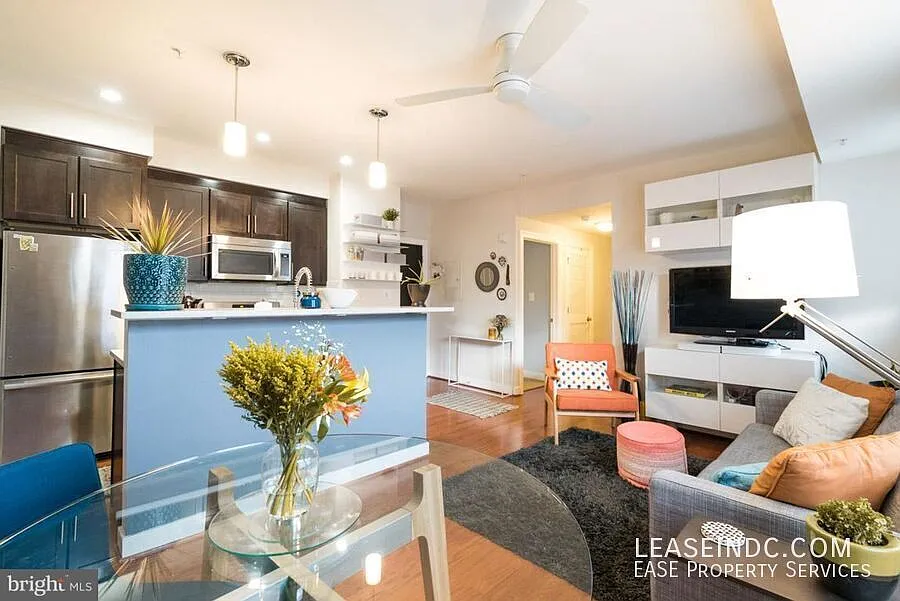 2 bed, 880 sqft, $2,400 — Photo 2