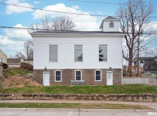 204 N 2nd St, Le Claire, IA 52753