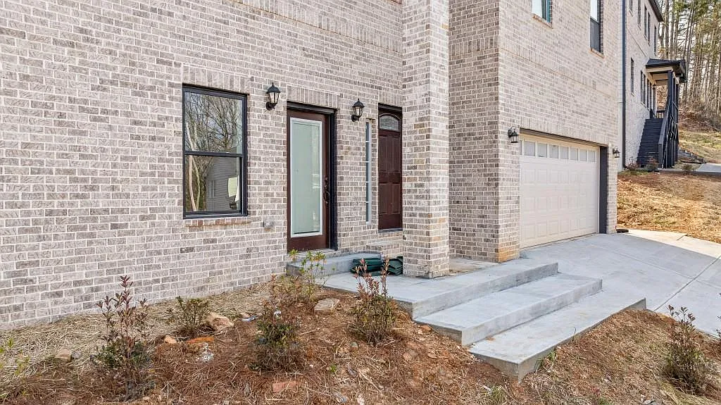 7 bed, 5.0 bath, 3400 sqft, $3,200 — Photo 4
