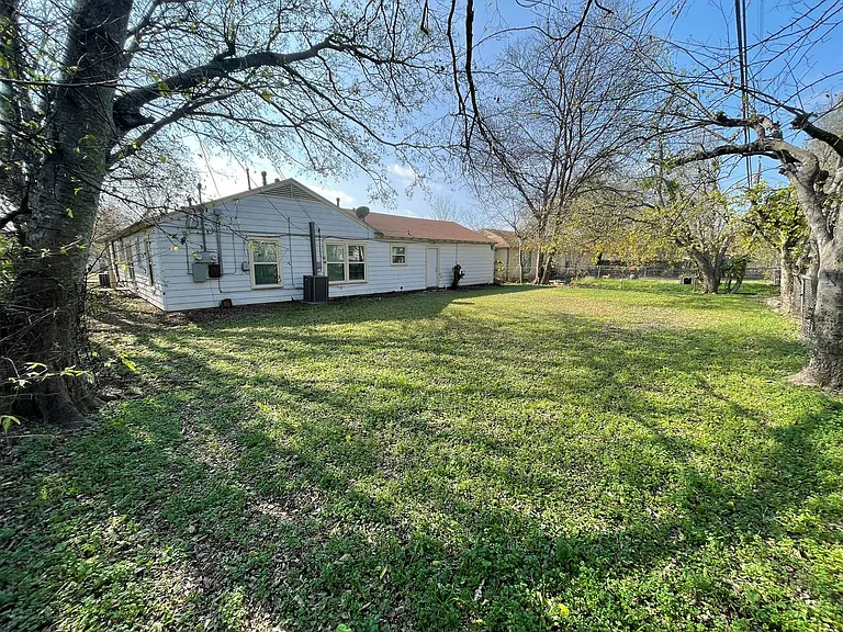 1611 Alamo Ave — Photo 12