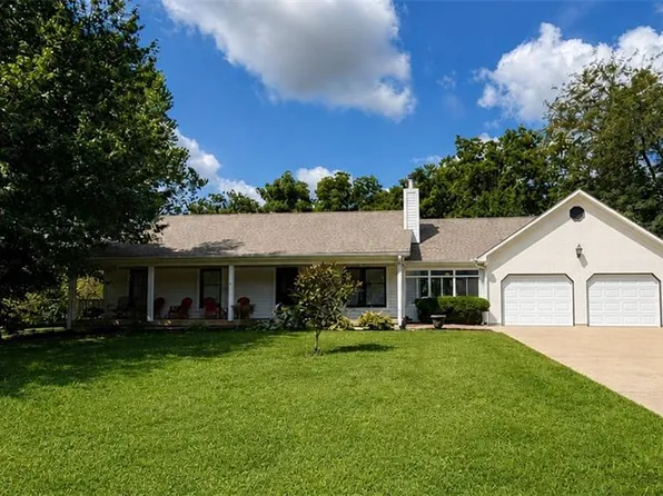1102 S Elm St, Louisburg, KS 66053