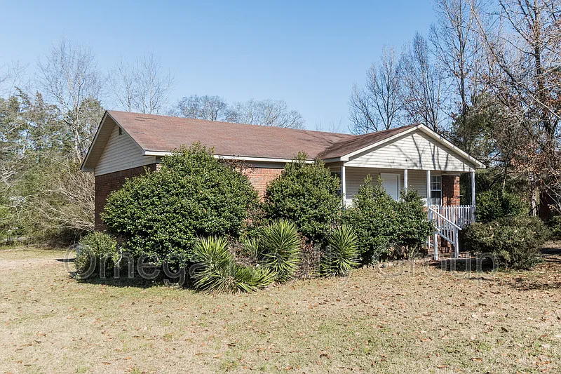 3 bed, 1.0 bath, 1025 sqft, $1,175 — Photo 2