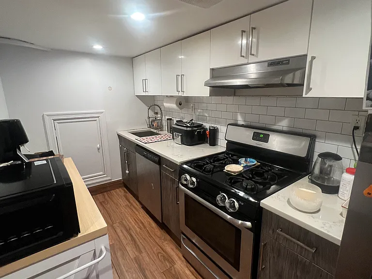 370 E 32nd St #1 — Photo 6