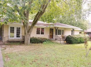 102 Pecan Dr, Hartwell, GA 30643
