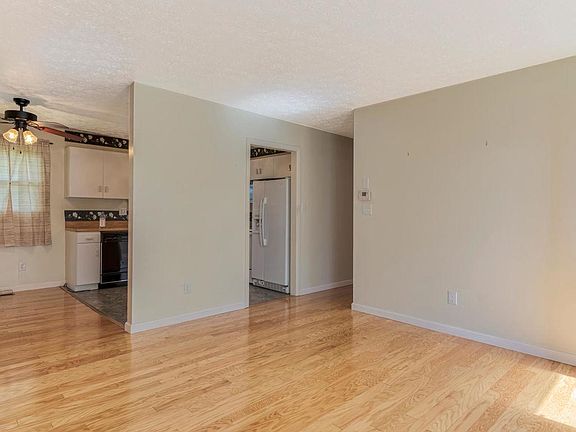 3rd image of 421 Laurel Ct