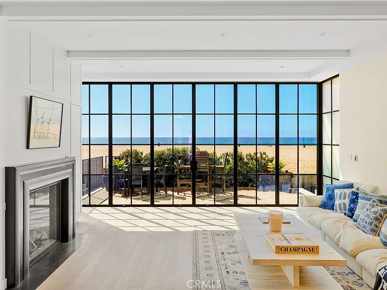 2428 The Strand — Photo 15