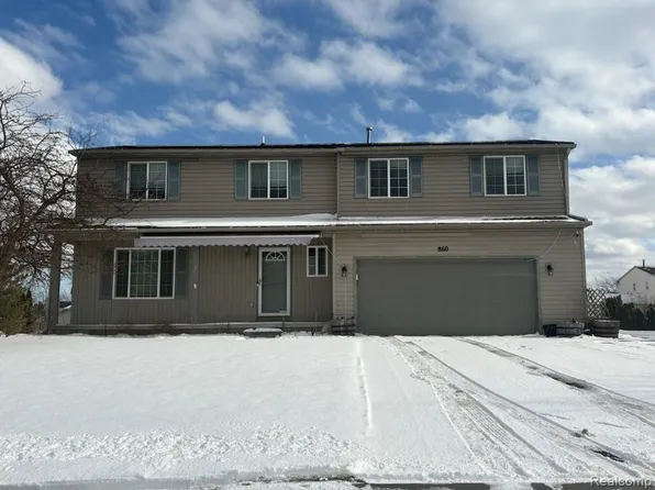 860 Eagle Heights Dr, South Lyon, MI 48178