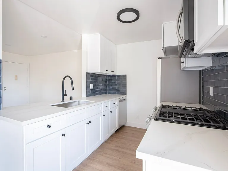 5740 Camellia Ave — Photo 10
