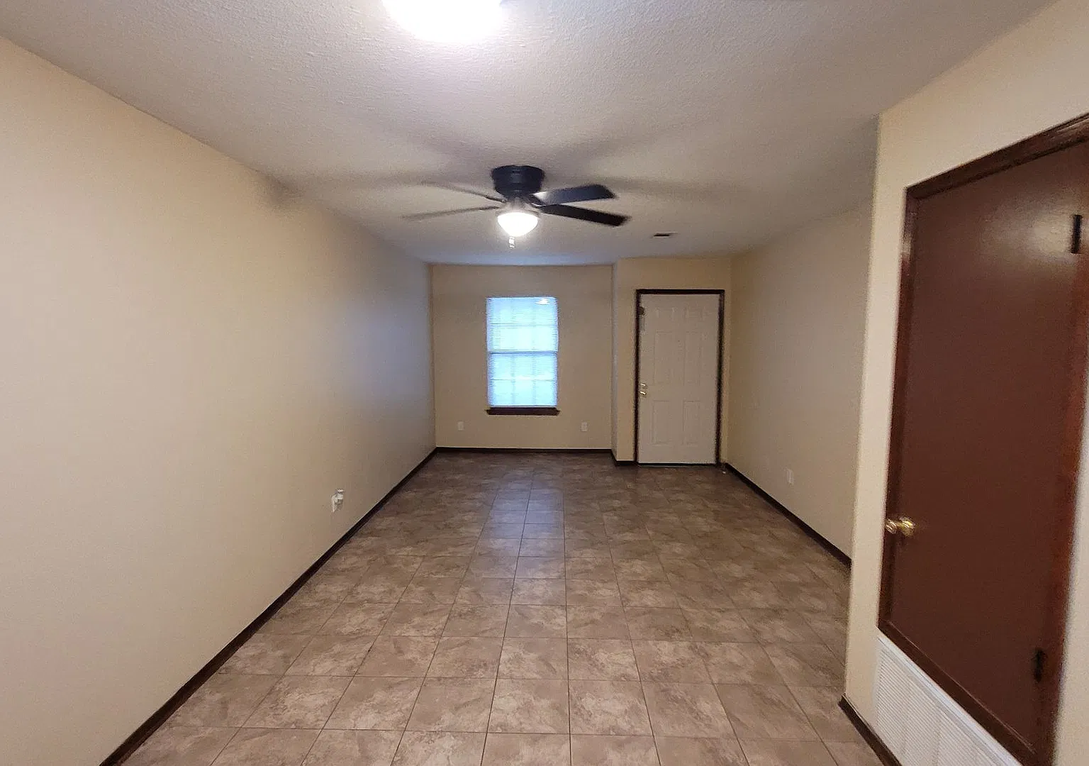 2 Bedroom 1 Bath Duplex for Rent! Trash & Lawn Care Included! — Photo 2