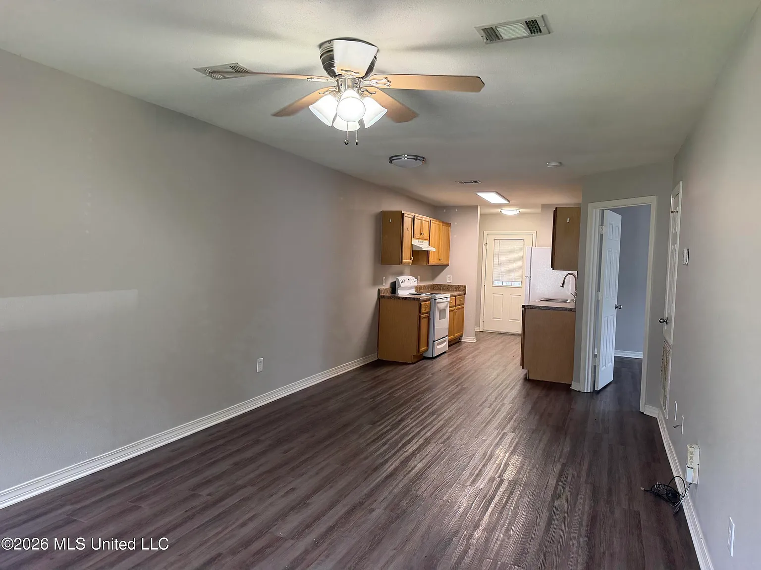 3 bed, 2.0 bath, 1071 sqft, $1,200 — Photo 2