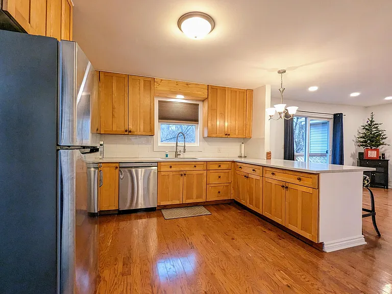 28 Glen Ave — Photo 6