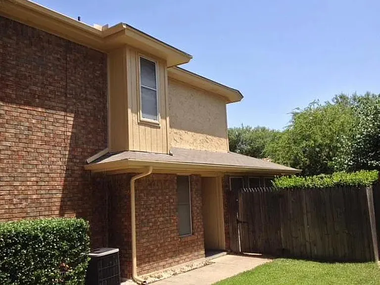 527 Essex Pl — Photo 2