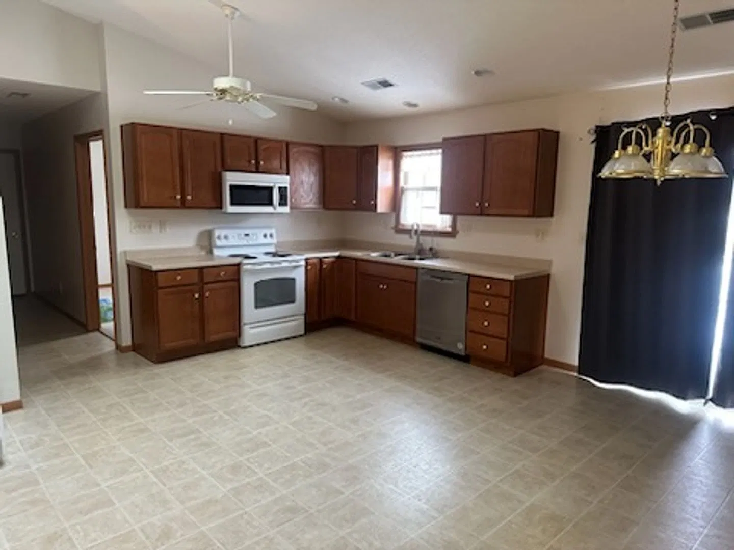 Spacious 3 Bedroom Condo Available in Ontario, Ohio — Photo 2