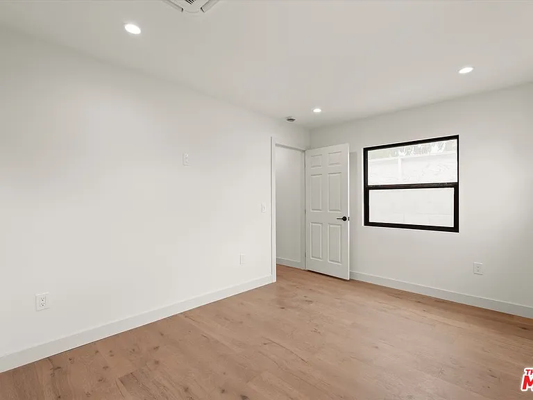 3792 1/2 Van Ness Ave — Photo 7