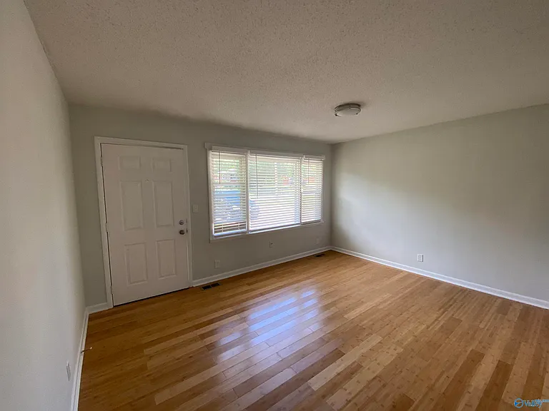 512 Clift Dr — Photo 3
