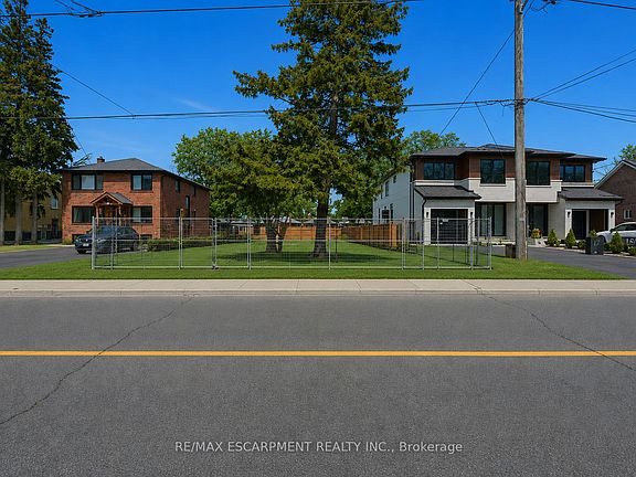 4th image of 19 Broadview Ave
