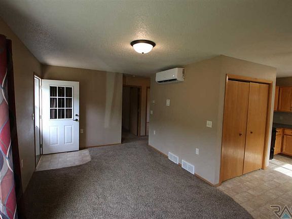 5th image of 920 W 3rd St