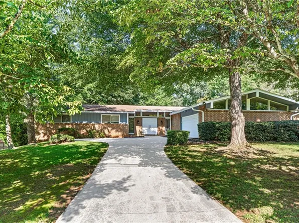 423 Rock Meadow Dr, Stone Mountain, GA 30088