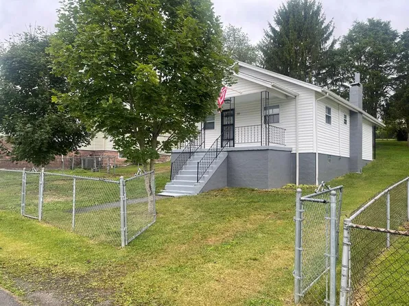 233 1st Ave, Crab Orchard, WV 25827