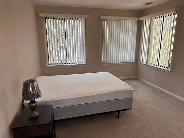 4 bed, 3.5 bath, 3847 sqft, $900 — Photo 2
