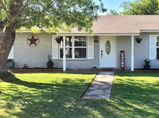 108 W Evergreen St, Uvalde, TX 78801
