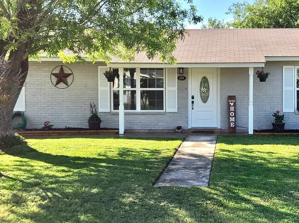 108 W Evergreen St, Uvalde, TX 78801