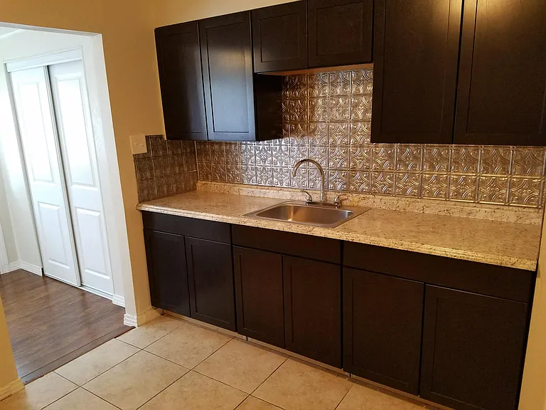 1405 Sycamore St — Photo 2
