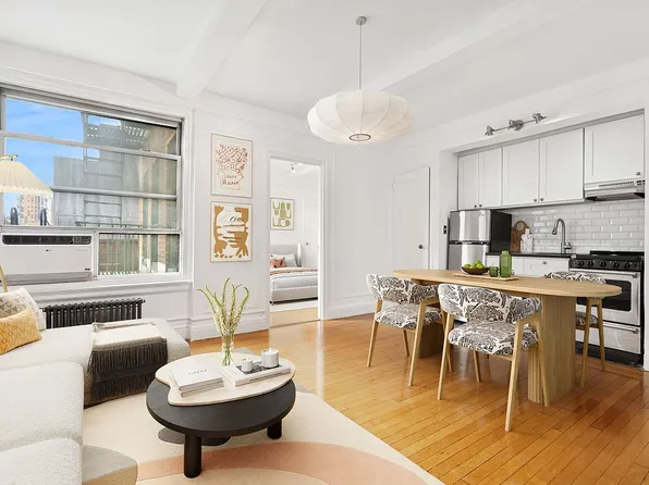 325 W 45th St APT 820, New York, NY 10036